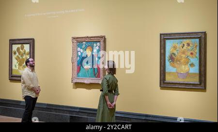 National Gallery, Londra, Regno Unito. 9 settembre 2024. Van Gogh: Poets and Lovers Exhibition (in corso dal 14 settembre 2024-19 gennaio 2025) è la prima mostra della National Gallery dedicata a Vincent van Gogh (1853-1890) e anche la prima in assoluto a concentrarsi sulle trasformazioni fantasiose dell'artista, con oltre 50 opere con prestiti da musei e collezioni private in tutto il mondo. Immagine (da l a r): Vincent van Gogh, Girasoli 1888. La National Gallery, Londra; la Berceuse (la ninna nanna), 1889. Museum of fine Arts, Boston; Girasoli, 1889. Museo d'arte di Philadelphia Crediti: Malcolm Park/Alamy Live News Foto Stock