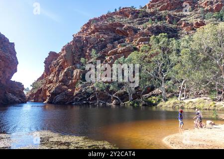 Ellery Creek Big Hole, Namatjira Drive, Hugh, West MacDonnell National Park (Tjoritja), Northern Territory, Australia Foto Stock