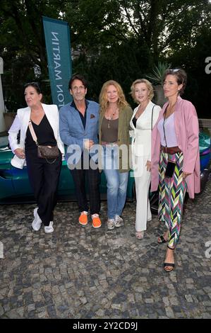 Katy Karrenbauer, Falk-Willy Wild, Marion Kracht, Dana Golombek e Julia Bremermann beim cocktail Prolonge anlässlich der semifinale Round of Judging der International Emmy Awards 2024 im Schlosshotel Berlin di Patrick Hellmann. Berlin, 09.09.2024 *** Katy Karrenbauer, Falk Willy Wild, Marion Kracht, Dana Golombek e Julia Bremermann al cocktail Prolonge in occasione della semifinale di giudizio degli International Emmy Awards 2024 allo Schlosshotel Berlin di Patrick Hellmann Berlin, 09 09 2024 foto:XF.xKernx/xFuturexImagex extension 4817 Foto Stock