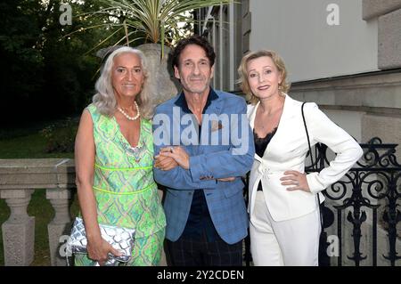 Michaela Mumm-von Oldenburg, Falk-Willy Wild und Dana Golombek beim cocktail Prolonge anlässlich der semifinale Round of Judging der International Emmy Awards 2024 im Schlosshotel Berlin di Patrick Hellmann. Berlin, 09.09.2024 *** Michaela Mumm von Oldenburg, Falk Willy Wild e Dana Golombek al cocktail Prolonge in occasione della semifinale di giuria degli International Emmy Awards 2024 allo Schlosshotel Berlin di Patrick Hellmann Berlin, 09 09 2024 foto:XF.xKernx/xFuturexImagex extension 4827 Foto Stock