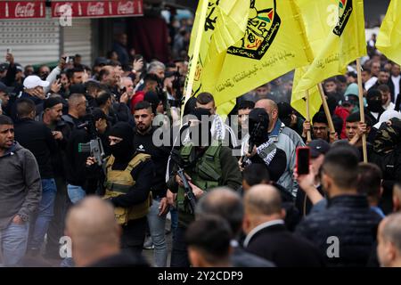 Nablus Cisgiordania, Palestina. 24 novembre 2022. Membri armati del gruppo Den dei Lions partecipano ai funerali di Mohammad Herzallah, 30 anni, e Muhammad Abu Kishk, 22 anni, nella città di Nablus in Cisgiordania. Mohammad Herzallah, è morto per gravi ferite alla testa dopo essere stato colpito dalle forze israeliane durante un raid militare in cui il palestinese Ibrahim Nabulsi è stato assassinato lo scorso agosto. Mohammed Abu Kishk è morto anche per le sue ferite dopo essere stato colpito nell'addome da un proiettile vivo durante un'incursione militare israeliana nel sito della tomba di Giuseppe a Nablus martedì Foto Stock