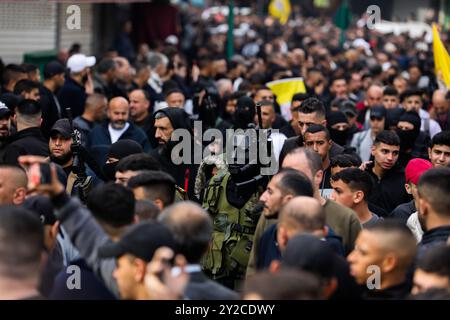 Nablus Cisgiordania, Palestina. 24 novembre 2022. Membri armati del gruppo Den dei Lions partecipano ai funerali di Mohammad Herzallah, 30 anni, e Muhammad Abu Kishk, 22 anni, nella città di Nablus in Cisgiordania. Mohammad Herzallah, è morto per gravi ferite alla testa dopo essere stato colpito dalle forze israeliane durante un raid militare in cui il palestinese Ibrahim Nabulsi è stato assassinato lo scorso agosto. Mohammed Abu Kishk è morto anche per le sue ferite dopo essere stato colpito nell'addome da un proiettile vivo durante un'incursione militare israeliana nel sito della tomba di Giuseppe a Nablus martedì Foto Stock