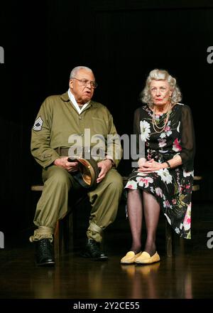 James Earl Jones (Benedick), Vanessa Redgrave (Beatrice) in MUCH ADO ABOUT NOTHING di Shakespeare all'Old Vic Theatre, Londra SE1 19/09/2013 design: Ultz lighting: Mimi Jordan Sherin regista: Mark Rylance Foto Stock