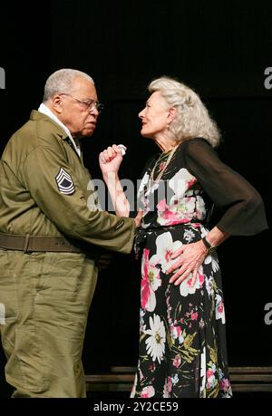 James Earl Jones (Benedick), Vanessa Redgrave (Beatrice) in MUCH ADO ABOUT NOTHING di Shakespeare all'Old Vic Theatre, Londra SE1 19/09/2013 design: Ultz lighting: Mimi Jordan Sherin regista: Mark Rylance Foto Stock