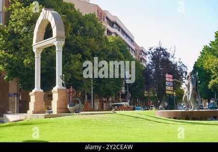 Scultura di San Giovanni di Dio che aiuta un malato per il 425° anniversario della formazione dell'ordine religioso Palencia Castiglia e León Spagna Foto Stock