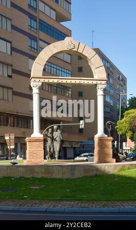 Scultura di San Giovanni di Dio che aiuta un malato per il 425° anniversario della formazione dell'ordine religioso Palencia Castiglia e León Spagna Foto Stock