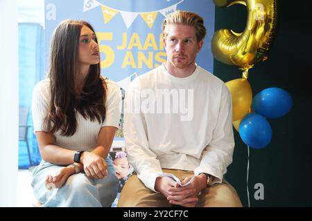 Jette, Belgio. 10 settembre 2024. Kevin De Bruyne e sua moglie Michele Lacroix, foto durante una visita alla Ronald McDonald House di Jette per celebrare il quinto anniversario del fondo per bambini, martedì 10 settembre 2024. BELGA PHOTO VIRGINIE LEFOUR credito: Belga News Agency/Alamy Live News Foto Stock