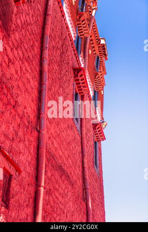 Le mura rosse del Palazzo del Potala sono l'altitudine più alta del mondo, un edificio che integra palazzi, castelli e monasteri. È anche il più grande An Foto Stock