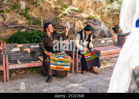 SHIGATSE, TIBET, CINA - 2 AGOSTO 2022: Pellegrino tibetano non identificato nel monastero di Tashilhunpo - Shigatse, Tibet Foto Stock