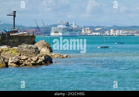 Vista del paesaggio con Brittany Ferries RoRo Ferry Pont Aven nella baia che arriva al porto di Santander Cantabria Spagna Europa Foto Stock