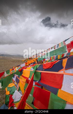 SHIGATSE, TIBET - 1 AGOSTO 2022: Bandiere di preghiera sulla Friendship Highway in Tibet, immagine di sfondo con spazio di copia Foto Stock