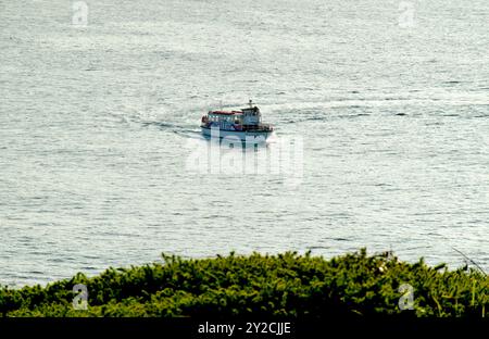 Tour in barca Actilur Suances nel tardo pomeriggio al largo della costa Suances Cantabria Spagna Europa Foto Stock