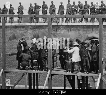 7 luglio 1865- regolare le corde prima di impiccare i cospiratori, fltr Mary Surratt, Lewis Powell, David Herold e Georg Atzerodt. Un dettaglio tratto da una delle fotografie dell'esecuzione di Alexander Gardner. Foto Stock