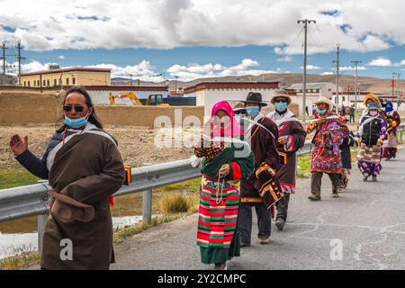 SHIGATSE, TIBET, CINA - 2 AGOSTO 2022: Pellegrini tibetani non identificati intorno al monastero di Sakya noto anche come Pel Sakya è un monastero buddista situato Foto Stock