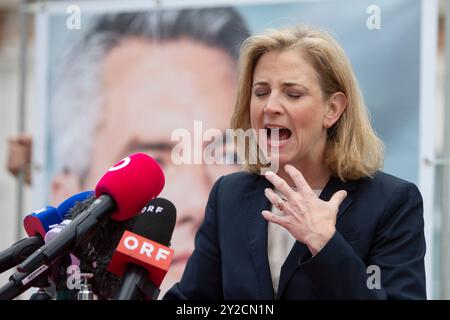Vienna, Austria. 10 settembre 2024. AUSTRIA; VIENNA; 20240910; leader del partito NEOS Beate Meinl-Reisinger con manifesti del Cancelliere federale Karl Nehammer durante una conferenza stampa davanti al Ministero degli interni a Vienna il 10 settembre 2024. // Österreich; WIEN; 20240910; Parteivorsitzende der NEOS, Beate Meinl-Reisinger mit Plakaten des Bundeskanzler Karl Nehammer während einer Pressekonferenz vor dem Innenministerium a Wien am 10. Settembre 2024. - 20240910 PD3224 credito: APA-PictureDesk/Alamy Live News Foto Stock