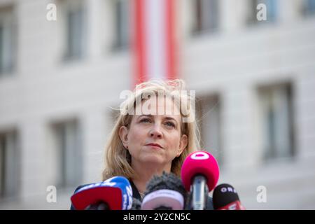 Vienna, Austria. 10 settembre 2024. AUSTRIA; VIENNA; 20240910; leader del partito NEOS Beate Meinl-Reisinger durante una conferenza stampa di fronte al Ministero degli interni a Vienna il 10 settembre 2024. // Österreich; WIEN; 20240910; Parteivorsitzende der NEOS, Beate Meinl-Reisinger während einer Pressekonferenz vor dem Innenministerium a Wien am 10. Settembre 2024. - 20240910 PD3233 credito: APA-PictureDesk/Alamy Live News Foto Stock