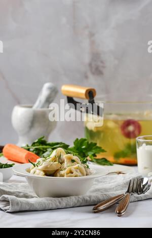 Vista ravvicinata dei gnocchi di carne in un piatto sul tavolo della cucina cucinato in brodo vegetale Foto Stock