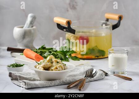 Gnocchi di carne fatti in casa in un piatto servito su un tavolo da cucina circondato da ingredienti Foto Stock