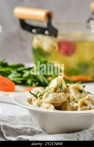 Pelmeni o gnocchi cotti in brodo vegetale, vista ravvicinata Foto Stock