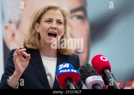 Vienna, Austria. 10 settembre 2024. AUSTRIA; VIENNA; 20240910; leader del partito NEOS Beate Meinl-Reisinger con manifesti del Cancelliere federale Karl Nehammer durante una conferenza stampa davanti al Ministero degli interni a Vienna il 10 settembre 2024. // Österreich; WIEN; 20240910; Parteivorsitzende der NEOS, Beate Meinl-Reisinger mit Plakaten des Bundeskanzler Karl Nehammer während einer Pressekonferenz vor dem Innenministerium a Wien am 10. Settembre 2024. - 20240910 PD3226 credito: APA-PictureDesk/Alamy Live News Foto Stock