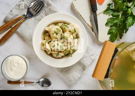 Vista ravvicinata dall'alto dei gnocchi di carne in un piatto sul tavolo della cucina Foto Stock