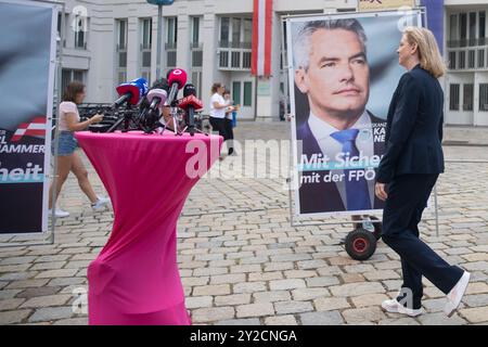 Vienna, Austria. 10 settembre 2024. AUSTRIA; VIENNA; 20240910; leader del partito NEOS Beate Meinl-Reisinger con manifesti del Cancelliere federale Karl Nehammer durante una conferenza stampa davanti al Ministero degli interni a Vienna il 10 settembre 2024. // Österreich; WIEN; 20240910; Parteivorsitzende der NEOS, Beate Meinl-Reisinger mit Plakaten des Bundeskanzler Karl Nehammer während einer Pressekonferenz vor dem Innenministerium a Wien am 10. Settembre 2024. - 20240910 PD3229 credito: APA-PictureDesk/Alamy Live News Foto Stock