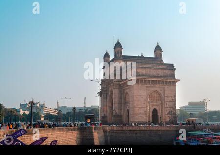 Il monumento Gateway of India in una giornata di sole, Mumbai, Maharashtra, India, Asia Foto Stock