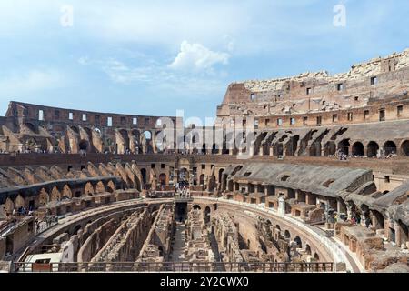 Roma, Italia 2024 turisti che visitano l'interno del Colosseo Foto Stock