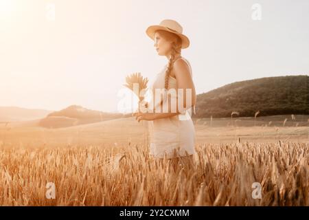 Donna campo di grano. Agronomo, agricoltore donna che controlla i picchi d'orzo maturo dorato nel campo coltivato. Primo piano della mano femminile sulla piantagione in agricoltura Foto Stock