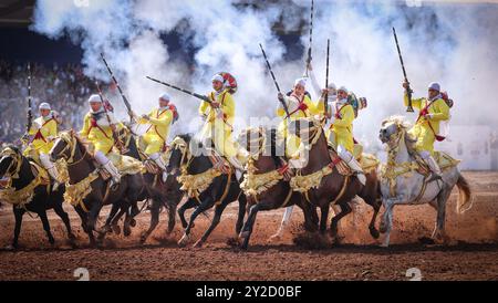 In Marocco, Fantasia risplende di colori vivaci e di splendide esposizioni. Cavalli maestosi e cavalieri valorosi, avvolti da abiti vivaci, si caricano in perfetta forma Foto Stock