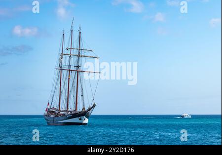 Barca a vela olandese Oosterschelde ancorata nell'Oceano Pacifico, alle Galapagos Foto Stock