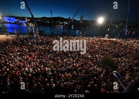 Un unico spettacolo di suoni e luci intitolato "Pioneers 52 Hz" si è svolto come parte del Linzer Klangwolke 24 sabato 7 settembre 2024, a Linz, Austria. È stato progettato dal collettivo di artisti catalani "la Fura dels Baus". - 20240907 PD14085 credito: APA-PictureDesk/Alamy Live News Foto Stock