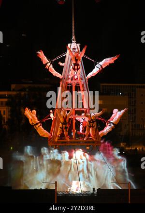 Un unico spettacolo di suoni e luci intitolato "Pioneers 52 Hz" si è svolto come parte del Linzer Klangwolke 24 sabato 7 settembre 2024, a Linz, Austria. È stato progettato dal collettivo di artisti catalani "la Fura dels Baus". - 20240907 PD13300 credito: APA-PictureDesk/Alamy Live News Foto Stock