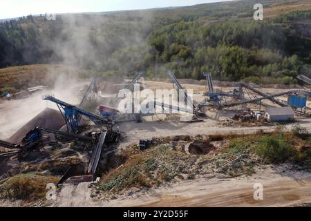 Vista aerea del sistema di nastri trasportatori per cave di pietra in funzione, stabilimento frantumatore a ganasce in pietra Foto Stock