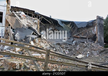 Kiev, Ucraina. 2 settembre 2024. Un edificio di uffici dell'organizzazione umanitaria internazionale ACT Alliance nel distretto di Sviatoshynskyi della città è distrutto da un attacco missilistico russo. La mattina presto, l'esercito russo lanciò un attacco missilistico combinato a Kiev, utilizzando più di 10 missili da crociera e circa 10 missili balistici di vario tipo. Frammenti di missili intercettati caddero nella maggior parte dei distretti della capitale, nei distretti di Sviatoshynskyi, Holosiivskyi e Shevchenkivskyi con conseguenze, causando distruzione o danni agli edifici e ai trasporti. Almeno tre persone Foto Stock