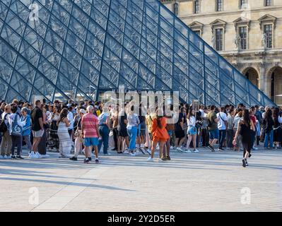 Turisti che aspettano fuori, Piramide del Louvre, Piramide del Louvre, Musée du Louvre, Museo del Louvre, Museo del Louvre, Parigi, Francia, Europa, UE. Foto Stock