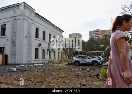 Kiev, Ucraina. 2 settembre 2024. Un edificio di uffici dell'organizzazione umanitaria internazionale ACT Alliance nel distretto di Sviatoshynskyi della città è distrutto da un attacco missilistico russo. La mattina presto, l'esercito russo lanciò un attacco missilistico combinato a Kiev, utilizzando più di 10 missili da crociera e circa 10 missili balistici di vario tipo. Frammenti di missili intercettati caddero nella maggior parte dei distretti della capitale, nei distretti di Sviatoshynskyi, Holosiivskyi e Shevchenkivskyi con conseguenze, causando distruzione o danni agli edifici e ai trasporti. Almeno tre persone Foto Stock