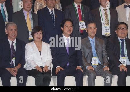 Il presidente di Taiwan Lai Ching-te William Lai pone con i taiwanesi d'oltremare nella cerimonia di apertura della riunione della Comunità d'oltremare tenutasi a Taipei il 10 settembre 2024. Copyright: XJameson WUX Foto Stock