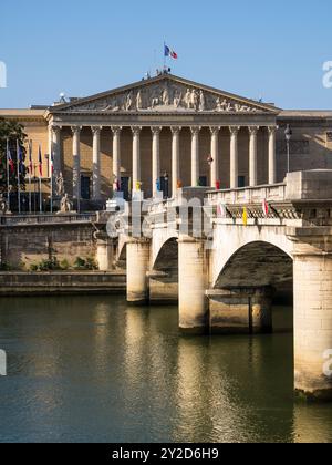 Palazzo Nazionale Borbone, Assemblea Nazionale francese, fiume Senna, Ponte, Pont de la Concorde, Parigi, Francia, Europa, UE. Foto Stock