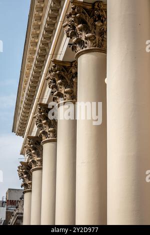 Facciata classica in stucco porticato, Haymarket Theatre, Londra, Inghilterra, Regno Unito Foto Stock