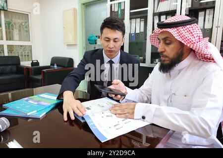 Riyadh, Arabia Saudita. 5 settembre 2024. L'insegnante cinese Shi Xiao discute con Ghrmallh al Zahrani, direttore della scuola media al Waleed bin Ubadah, a Riyadh, Arabia Saudita, 5 settembre 2024. PER ANDARE CON 'Feature: Studenti delle scuole medie saudite' First Chinese class' crediti: Wang Haizhou/Xinhua/Alamy Live News Foto Stock