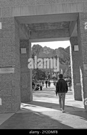 Donna caucasica (da 55 a 60 anni) che entra all'ingresso del Mount Rushmore National Memorial, South Dakota, USA. Foto Stock