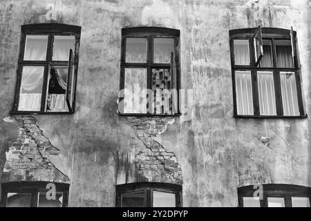 Attuale 26-4-1970: Un vecchio condominio si sveglia. Una vecchia fattoria ha dormito una notte, mentre stava aspettando la luce grigia e un nuovo giorno. Poi ricomincia a vivere, si sentono voci e suoni familiari, si scalano le scale, i bambini piangono e ridono. E' iniziato un nuovo giorno nel vecchio edificio. Foto: Per Ervik / Aktuell / NTB ***la foto non viene elaborata*** il testo dell'immagine viene tradotto automaticamente Foto Stock