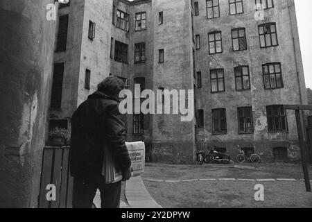 Attuale 26-4-1970: Un vecchio condominio si sveglia. Una vecchia fattoria ha dormito una notte, mentre stava aspettando la luce grigia e un nuovo giorno. Poi ricomincia a vivere, si sentono voci e suoni familiari, si scalano le scale, i bambini piangono e ridono. E' iniziato un nuovo giorno nel vecchio edificio. E' presto sotto la luce grigia, e arriva il corriere del giornale. La fattoria ha appena iniziato a emergere dal suo sonno notturno. Può ancora piombare per un po'. Foto: Per Ervik / Aktuell / NTB ***la foto non viene elaborata*** il testo dell'immagine viene tradotto automaticamente Foto Stock