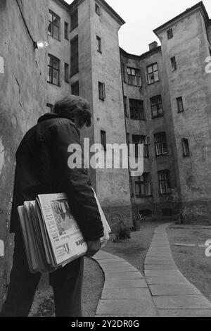 Attuale 26-4-1970: Un vecchio condominio si sveglia. Una vecchia fattoria ha dormito una notte, mentre stava aspettando la luce grigia e un nuovo giorno. Poi ricomincia a vivere, si sentono voci e suoni familiari, si scalano le scale, i bambini piangono e ridono. E' iniziato un nuovo giorno nel vecchio edificio. E' presto alla luce grigia, e arriva il corriere del giornale. La fattoria ha appena iniziato a emergere dal suo sonno notturno. Può ancora piombare per un po'. Foto: Per Ervik / Aktuell / NTB ***la foto non viene elaborata*** il testo dell'immagine viene tradotto automaticamente Foto Stock