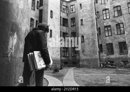 Attuale 26-4-1970: Un vecchio condominio si sveglia. Una vecchia fattoria ha dormito una notte, mentre stava aspettando la luce grigia e un nuovo giorno. Poi ricomincia a vivere, si sentono voci e suoni familiari, si scalano le scale, i bambini piangono e ridono. E' iniziato un nuovo giorno nel vecchio edificio. E' presto sotto la luce grigia, e arriva il corriere del giornale. La fattoria ha appena iniziato a emergere dal suo sonno notturno. Può ancora piombare per un po'. Foto: Per Ervik / Aktuell / NTB ***la foto non viene elaborata*** il testo dell'immagine viene tradotto automaticamente Foto Stock