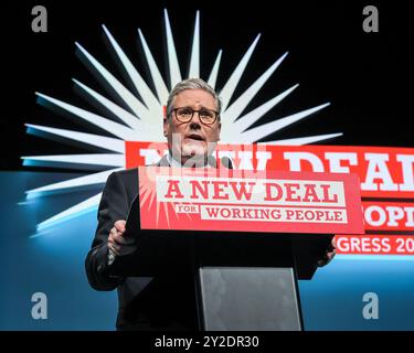 Brighton, Regno Unito. 10 settembre 2024. Sir Keir Starmer, primo ministro del Regno Unito, parla alla conferenza annuale del Trades Union Congress (TUC) presso il Brighton Centre di Brighton. E' la prima volta che un primo ministro del partito laburista interviene alla Conferenza TUC da 15 anni. Crediti: Imageplotter/Alamy Live News Foto Stock