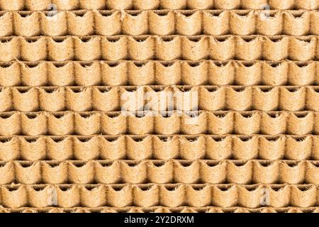 Vista ravvicinata del motivo del cartone ondulato come palo per graffi di gatto, sfondo. Foto Stock