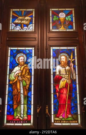 Vetrate colorate in una porta nella Cattedrale di nostra Signora dell'Incarnazione, San Miguel de Tucumán, Argentina. Foto Stock