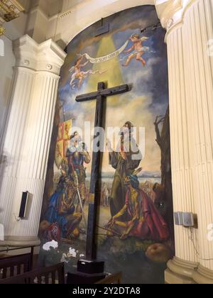 Croce di legno e dipinto religioso nella Cattedrale di nostra Signora dell'Incarnazione, San Miguel de Tucumán, Argentina. Foto Stock